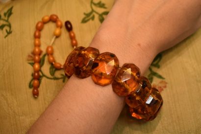 null Ensemble de trois bracelets en ambre monté sur élastique et fil, un fermoir...