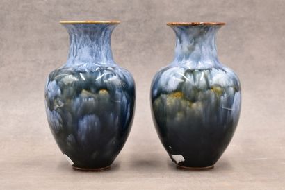 DOULTON Lambeth, vases DOULTON Lambeth. Paire de vase balustre en céramique émaillée....
