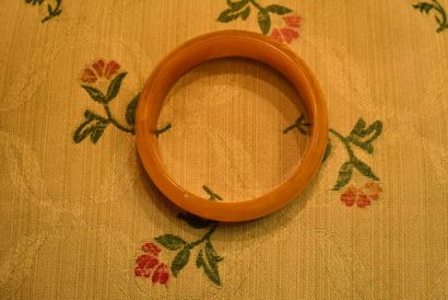 null Ensemble de trois bracelets en ambre monté sur élastique et fil, un fermoir...