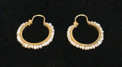 null Une paire de boucles d'oreilles créoles en or 375 (9k), ornées de perles baroques...