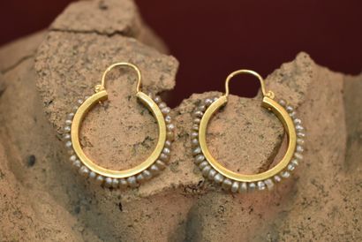 null Une paire de boucles d'oreilles créoles en or 375 (9k), ornées de perles baroques...