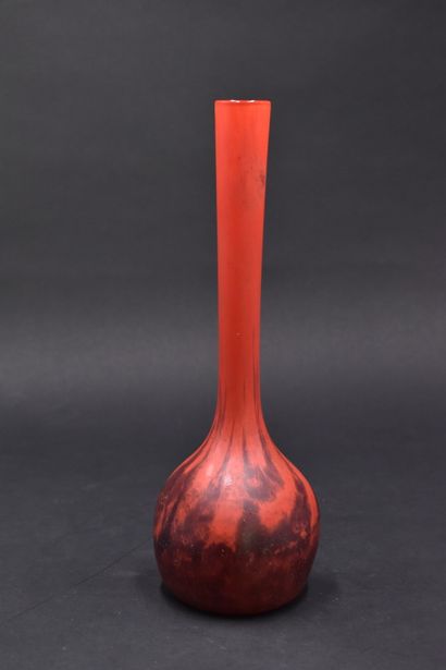 null FRENCH WORK. Berluze in mixed red and purple glass. Height: 29 cm. Scratches.



Expert:...