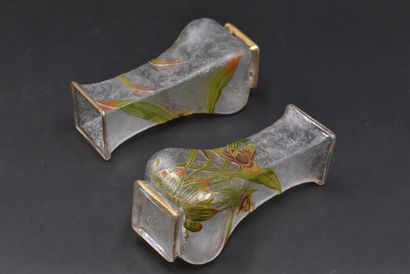 null TRAVAIL FRANCAIS. Paire de vases à corps balustre de section carrée en verre...