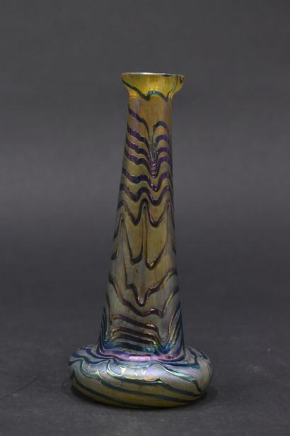null LOETZ (attribué à). Vase conique sur base renflée en verre vert irisé de rubans...