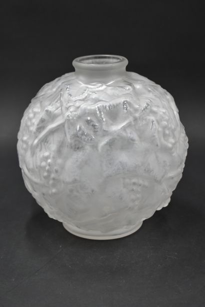 null F. SPEYRONNET (?) Spherical vase with a small hemmed neck in white pressed glass,...