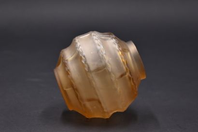 null André HUNEBELLE (1896 - 1985).Vase sphérique cranté en verre ambré moulé pressé....
