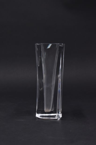null DAUM - NANCY.Vase quadrangulaire en cristal blanc. Signé. Hauteur: 16,5 cm....