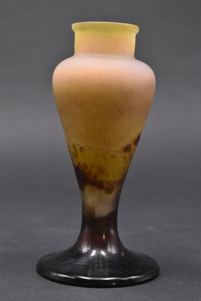 null ETABLISSEMENTS GALLE (1904-1936). Vase balustre. Épreuve en verre doublé brun...