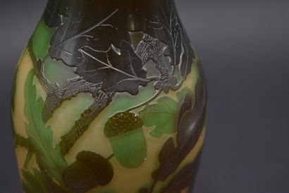 null D'ARGENTAL. Vase ovoïde épaule. Épreuve en verre multicouche brun et vert sur...