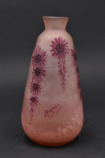 null LEGRAS. Vase ovoïde épaulé et petit col conique. Épreuve en verre rose mélangé...