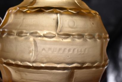 null André HUNEBELLE (1896 - 1985).Vase sphérique cranté en verre ambré moulé pressé....