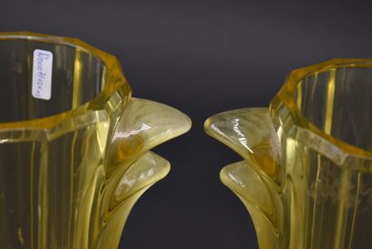 null VERLYS. Paire de vases en verre jaune à corps conique en pans coupés et anses...