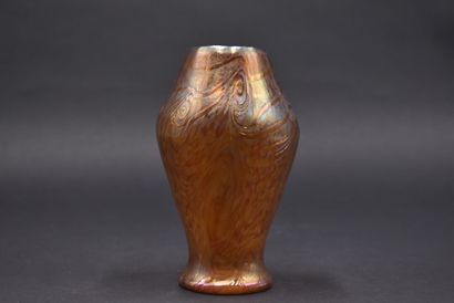 null LOETZ (attribué à). Vase ovoïde sur piédouche en verre orangé irisé de rubans...