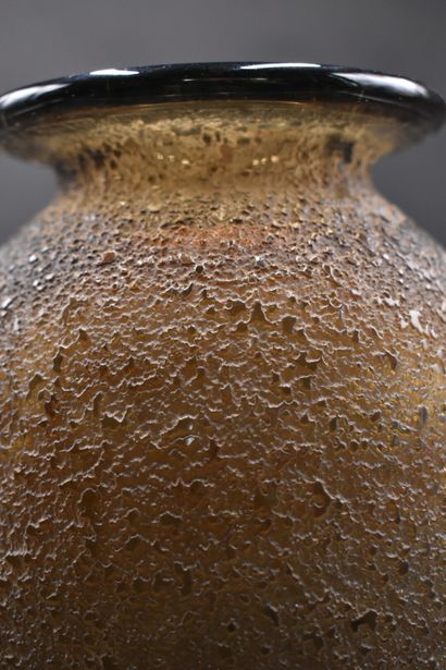 null DAUM - NANCY. Vase ovoïde à col conique. Épreuve en cristal ambre fonce à partie...