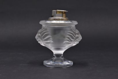 null LALIQUE CRYSTAL. Lighter "Tête de lion", model created in 1961, in white pressed...