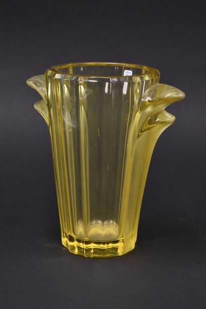 null VERLYS. Paire de vases en verre jaune à corps conique en pans coupés et anses...