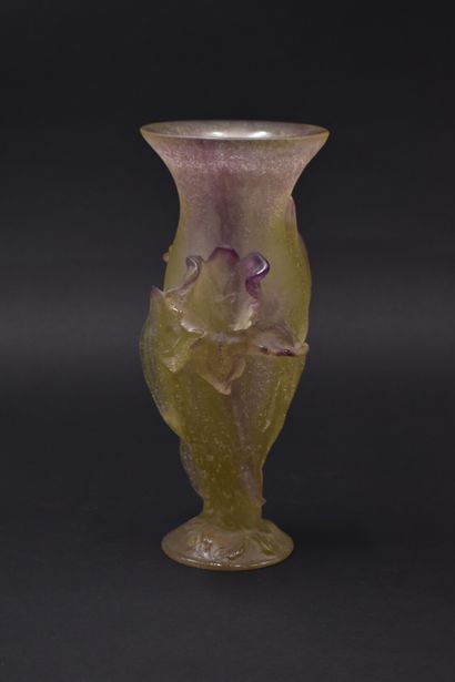 null DAUM - NANCY. "Iris". Vase en pâte de verre violet et jaune. Signé. Hauteur:...
