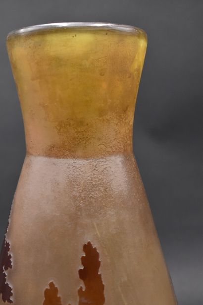 null ETABLISSEMENTS GALLE (1904-1936). Vase balustre à corps aplati et col conique....