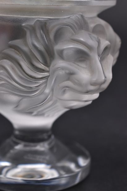 null CRISTAL LALIQUE. Briquet "Tête de lion", modèle créé en 1961 , en cristal blanc...