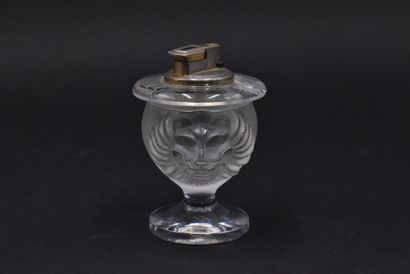 null LALIQUE CRYSTAL. Lighter "Tête de lion", model created in 1961, in white pressed...
