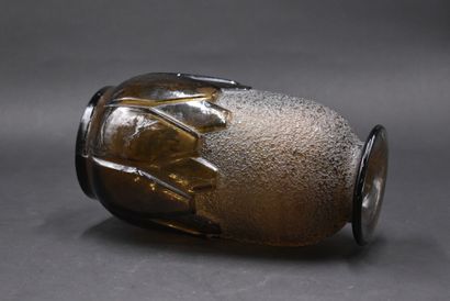 null DAUM - NANCY. Vase ovoïde à col conique. Épreuve en cristal ambre fonce à partie...