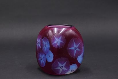 null ETABLISSEMENTS GALLE (1904-1936). Vase with square body and open neck. Raspberry...