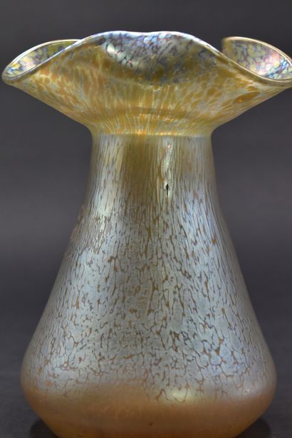 null LOETZ. Vase conique à col polylobé modelé à chaud. Épreuve en verre irisé jaune...