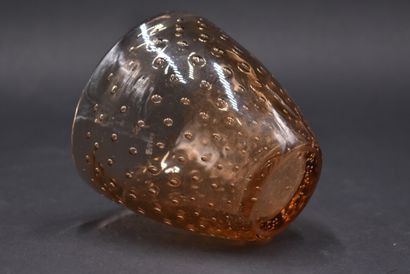 null DAUM - NANCY. Vase conique en cristal ambré bullé. Signé. Hauteur: 11 cm.



Bibliographie:...