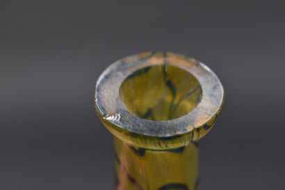 null LOETZ (attribué à). Vase conique sur base renflée en verre vert irisé de rubans...