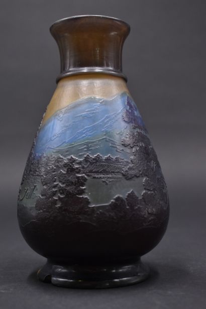 null ETABLISSEMENTS GALLE (1904-1936). Vase ovoïde sur talon et col ouvert bagué...