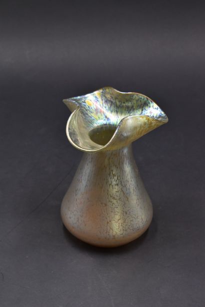 null LOETZ. Vase conique à col polylobé modelé à chaud. Épreuve en verre irisé jaune...