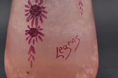 null LEGRAS. Vase ovoïde épaulé et petit col conique. Épreuve en verre rose mélangé...