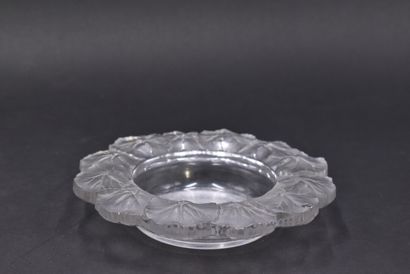 null LALIQUE CRYSTAL. Honfleur" cup, model created in 1949, in white satin-finished...