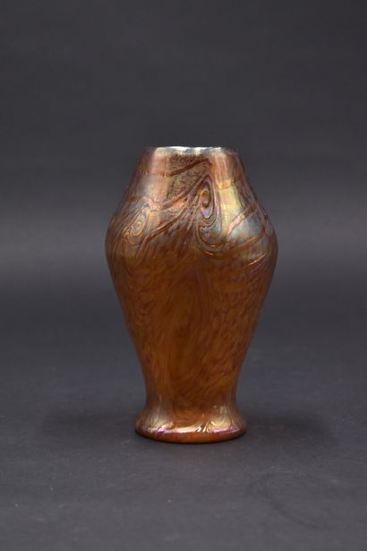 null LOETZ (attribué à). Vase ovoïde sur piédouche en verre orangé irisé de rubans...