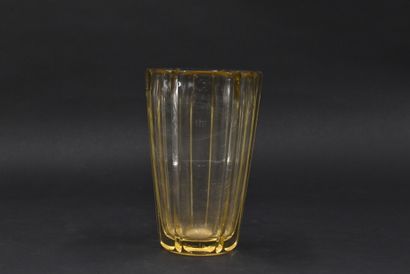 null DAUM - NANCY. Vase conique rainure en cristal jaune (infimes éclats en bordure)....