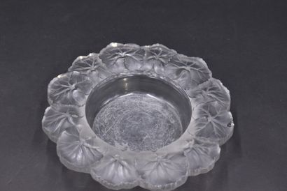 null LALIQUE CRYSTAL. Honfleur" cup, model created in 1949, in white satin-finished...