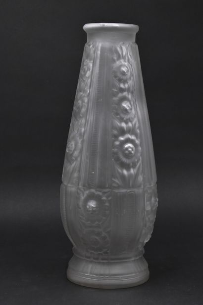 null ETABLISSEMENTS LEUNE (1900 - 1930). Vase ovoïde sur talon conique et col ouvert...