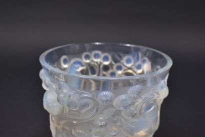 null René LALIQUE (1860-1945). Vase "Avallon", dit aussi "Oiseaux et raisins", modèle...