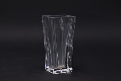 null DAUM - NANCY.Vase quadrangulaire en cristal blanc. Signé. Hauteur: 16,5 cm....