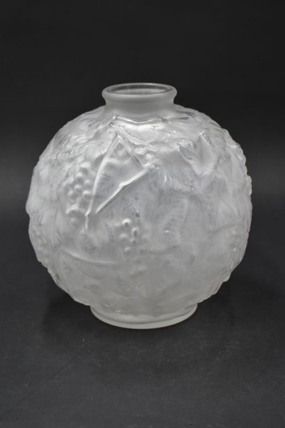 null F. SPEYRONNET (?) Vase sphérique à petit col ourlé en verre blanc moulé pressé...