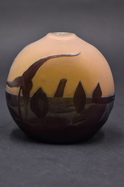 null ETABLISSEMENT GALLE (1904-1936). Vase ovoïde à corps aplati et petit col annulaire....
