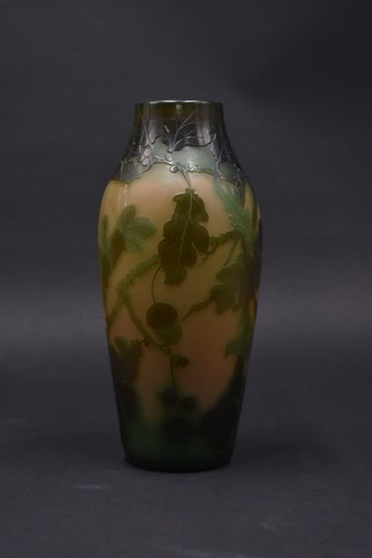 null D'ARGENTAL. Vase ovoïde épaule. Épreuve en verre multicouche brun et vert sur...