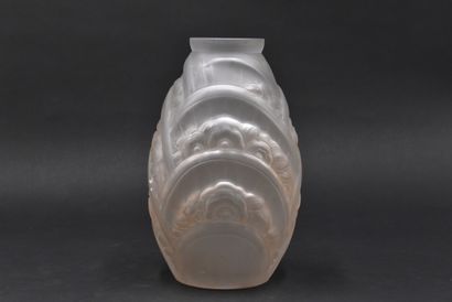 null MULLER FRERES - LUNEVILLE. Vase ovoïde en verre blanc moule pressé a décor oral....