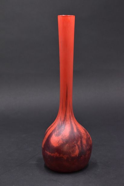 null FRENCH WORK. Berluze in mixed red and purple glass. Height: 29 cm. Scratches.



Expert:...