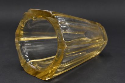 null DAUM - NANCY. Vase conique rainure en cristal jaune (infimes éclats en bordure)....