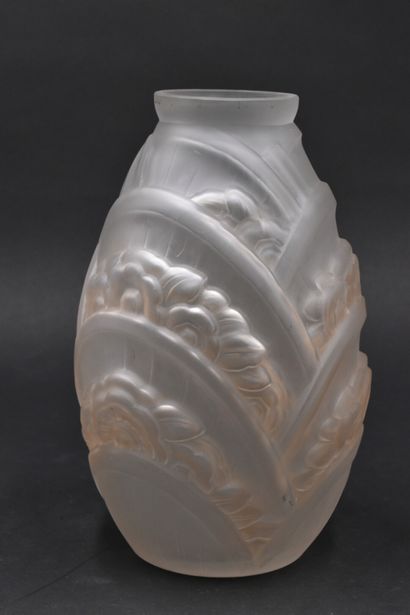 null MULLER FRERES - LUNEVILLE. Vase ovoïde en verre blanc moule pressé a décor oral....