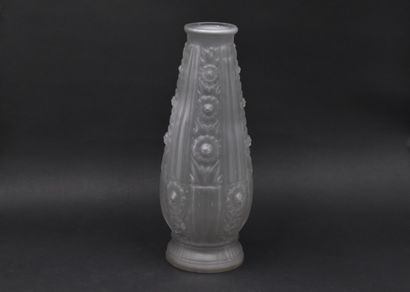 null ETABLISSEMENTS LEUNE (1900 - 1930). Vase ovoïde sur talon conique et col ouvert...