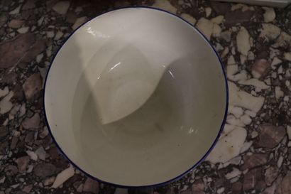 GIEN GIEN. Important bol à riz, décor japonisant, piétement en céramique polychrome,...