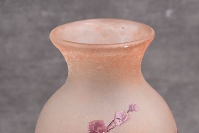 LEGRAS LEGRAS. Vase en verre multicouche à décor de fleurs. Signé. Hauteur : 32 ...