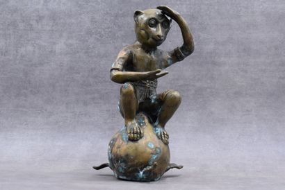 CHINE CHINE. Singe sur un globe feuillagé. Bronze à patine dorée. Hauteur : 34 c...